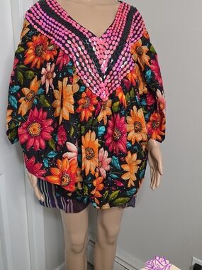 Women’s Floral V-Neck Sequin Tunic Top in Black and Pink